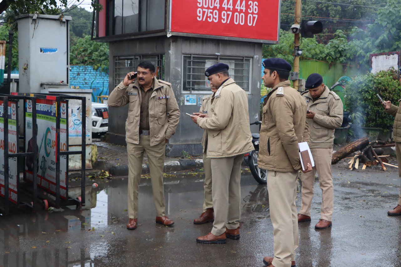 शाबाशी तो बनती है : सबसे ज्यादा भीड़ भाड़ वाले जिले देहरादून ‌‌की पुलिस ने पार किया एक पड़ाव, खचाखच ट्रैफिक होने के बावजूद अच्छे से किया मैनेज, ‌‌खुद ग्राउंड जीरो पर उतरे SSP, अब नये साल की बारी