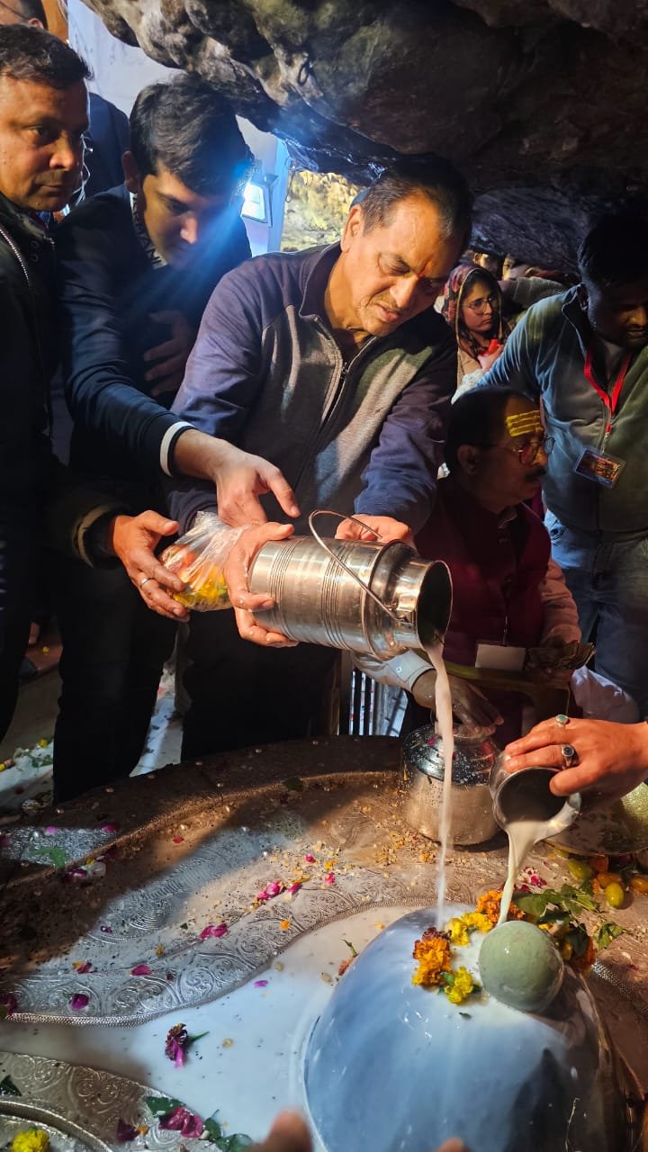 महाशिवरात्रि के पावन अवसर पर टपकेश्वर महादेव में कैबिनेट मंत्री प्रेमचंद अग्रवाल ने किया जलाभिषेक, प्रदेश की खुशहाली की कामना की